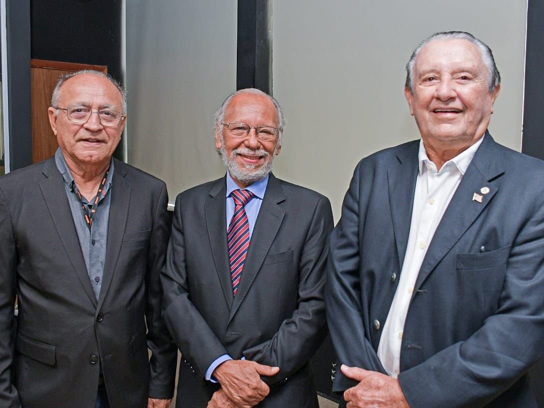 Secretário José Reinaldo com o presidente da Associação Brasileira de ZPEs, Helson Braga, e o superintendente de Planejamento da SEDEPE, Rocha Neto.