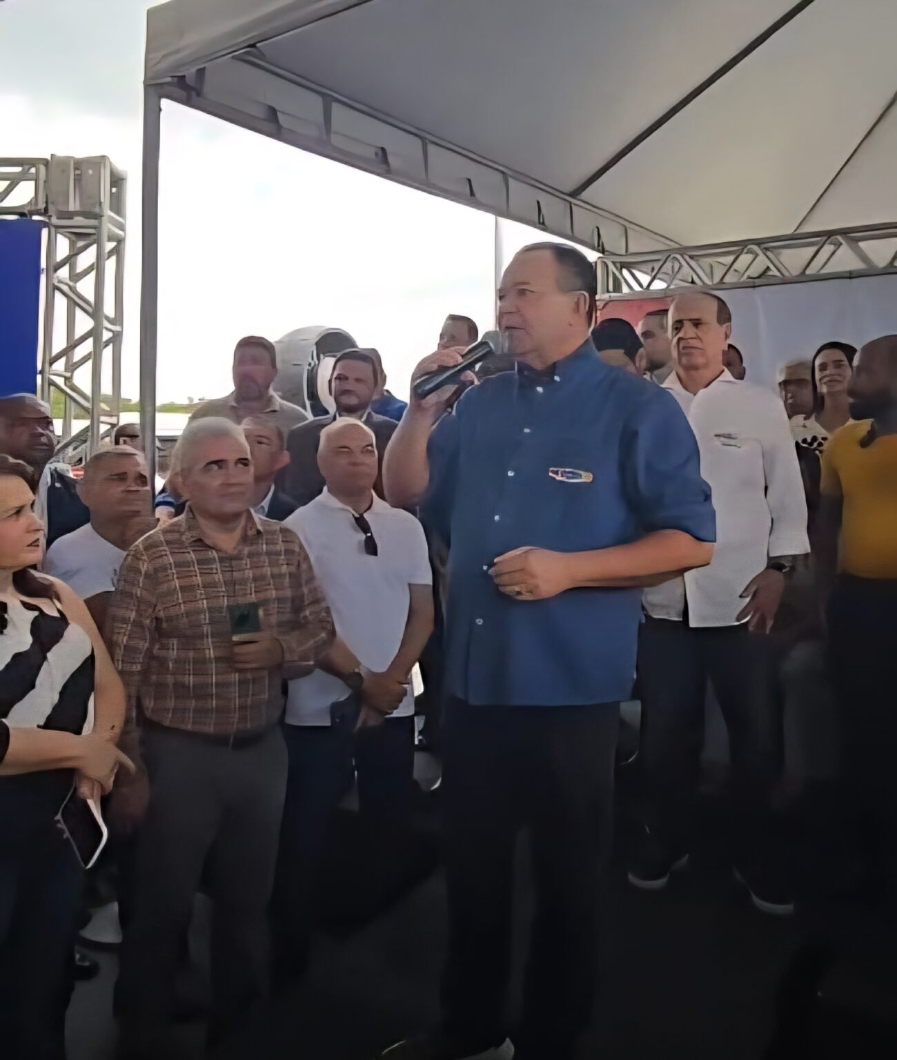 1012301780-1300x1536