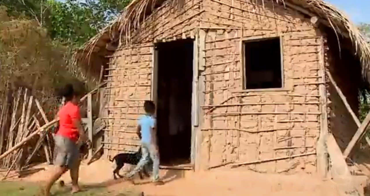 Esolas de palha e barro no MA